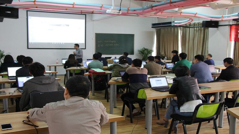 叉车安全操作规范图解：保障作业安全的关键指南