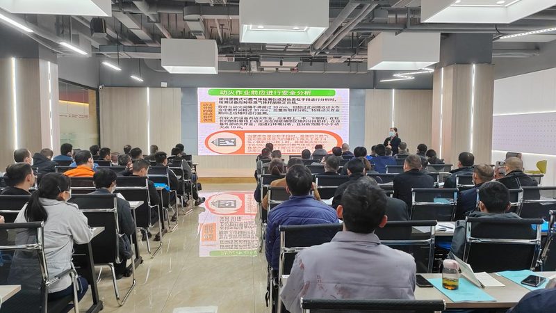 成人教育的收费标准存在较大差异，主要体现在以下几个方面：